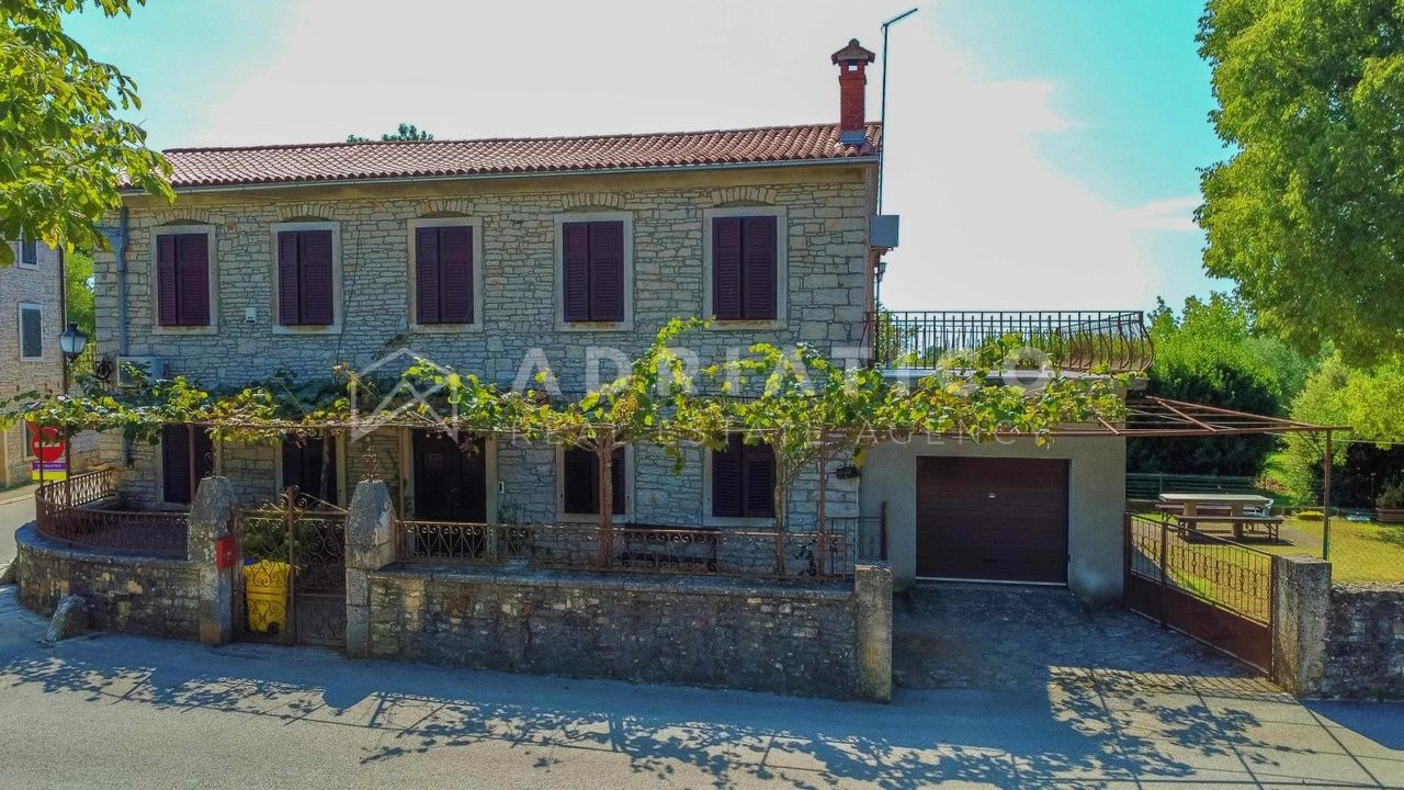 House u Kanfanar, 260m², 7 soba