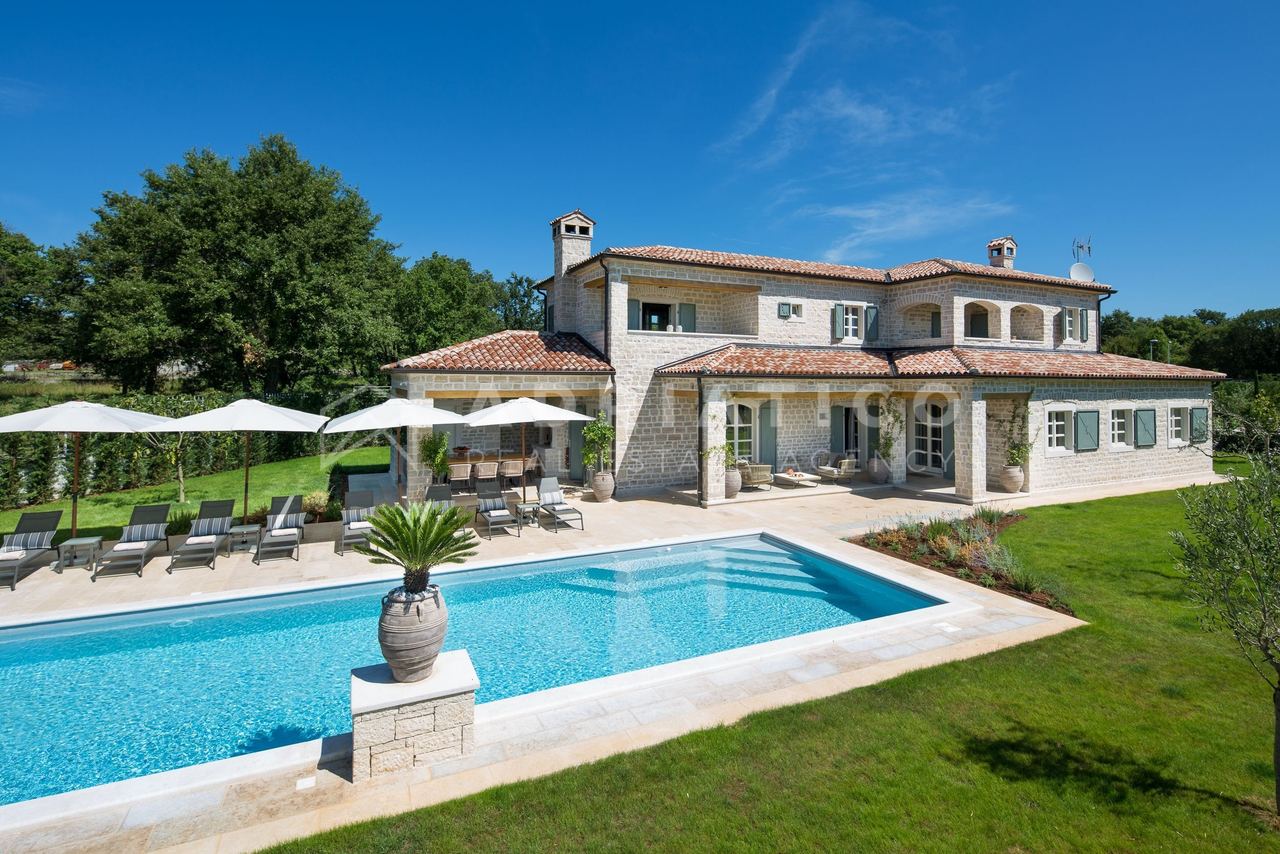 House u Kanfanar, 372m², 5 soba