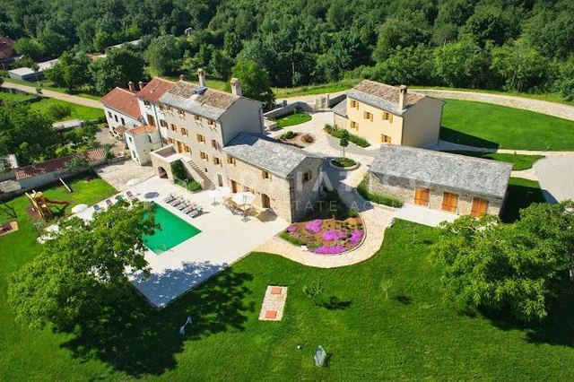 House u Grožnjan, 1061m², 10 soba