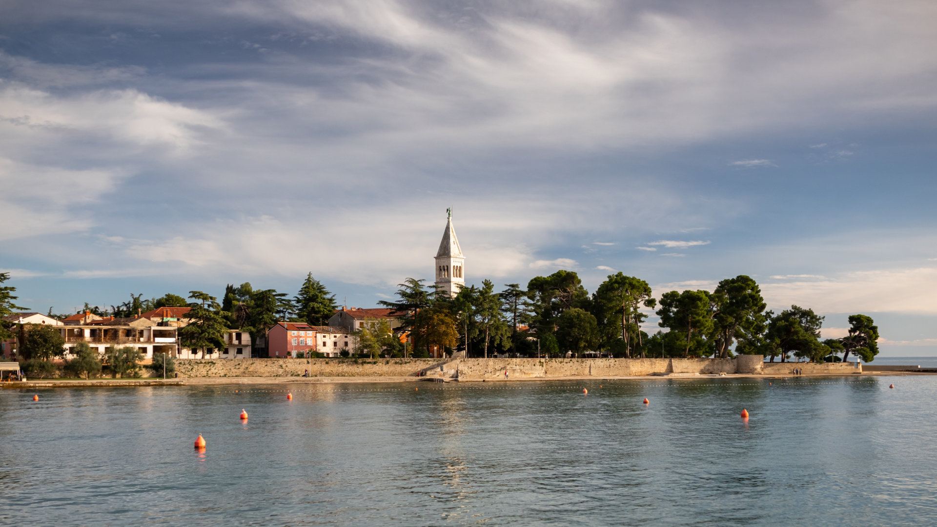 Novigrad s crkvenim zvonikom uz more